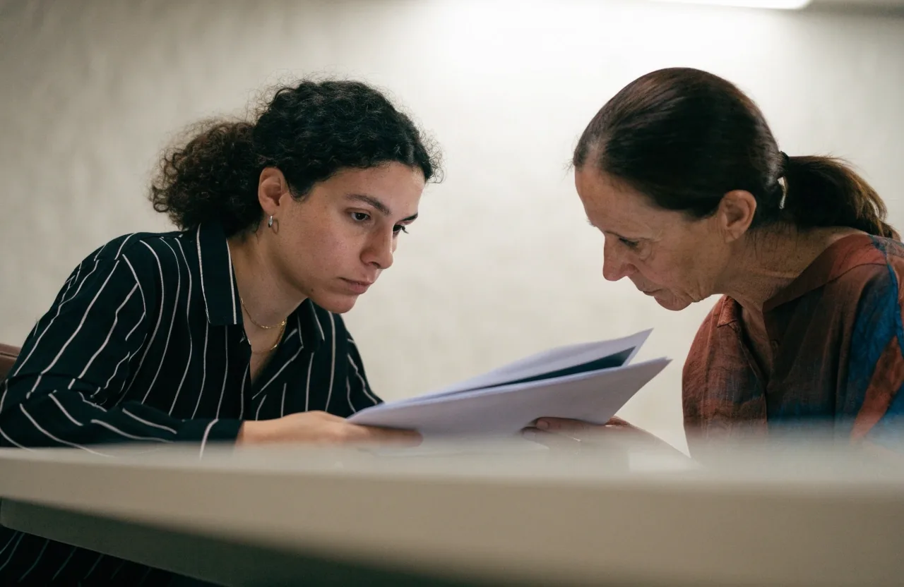 Trabajadora social acompañando a una persona durante una consulta sobre prestaciones no contributivas